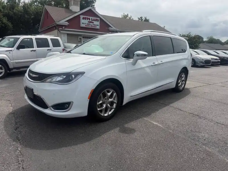 2017 Chrysler Pacifica Limited's photo