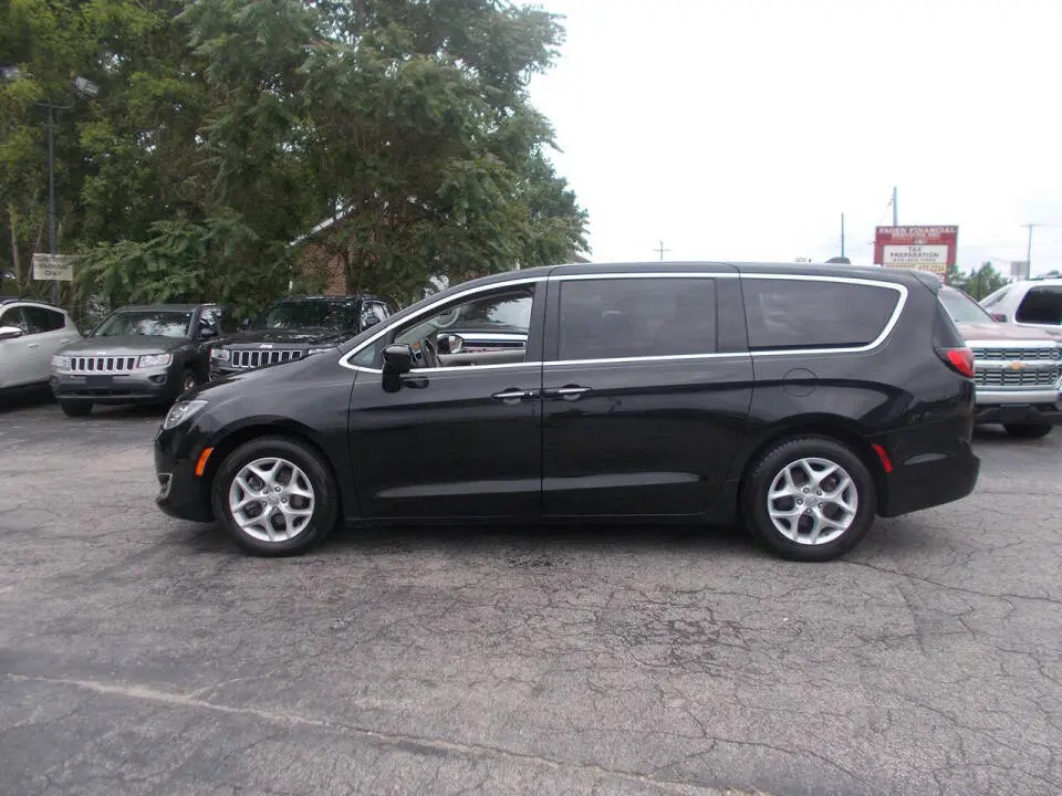 2018 Chrysler Pacifica Touring Plus photo 3
