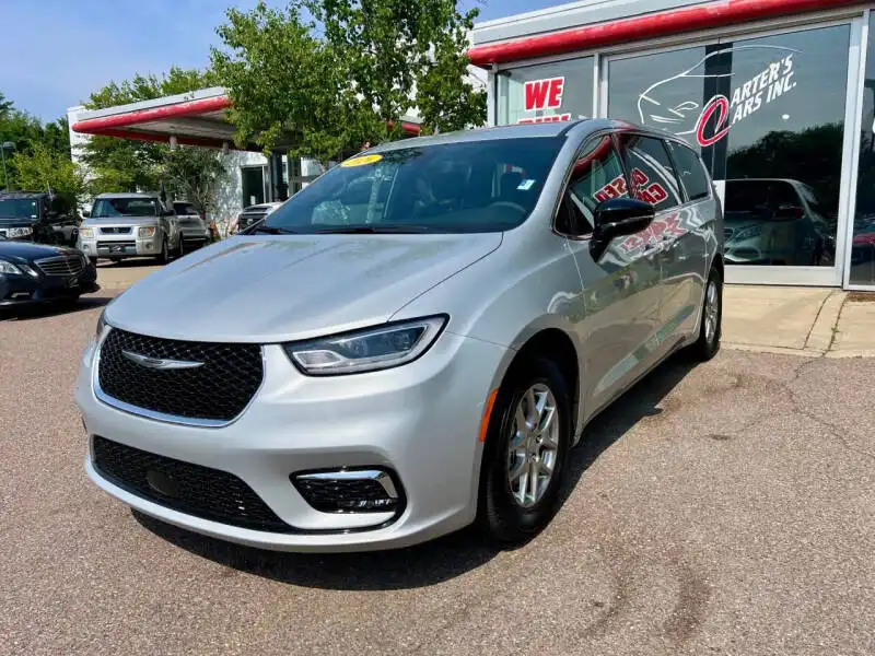 2026 Chrysler Pacifica Select's photo
