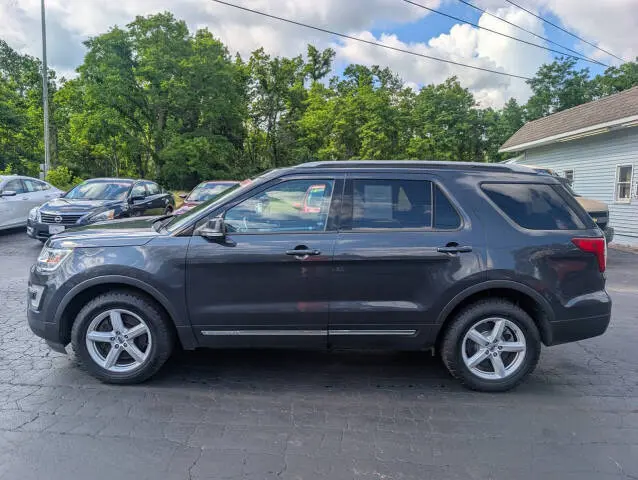 2017 Ford Explorer XLT 4WD photo 4