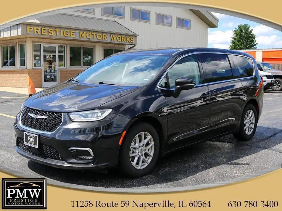 2023 Chrysler Pacifica Touring L's photo