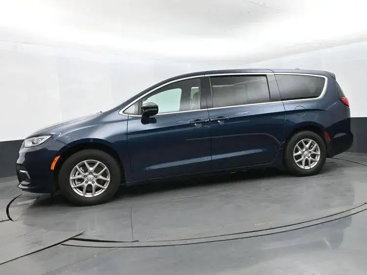 2025 Chrysler Pacifica Select photo 5