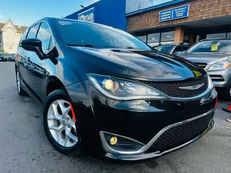 2017 Chrysler Pacifica Touring Plus's photo