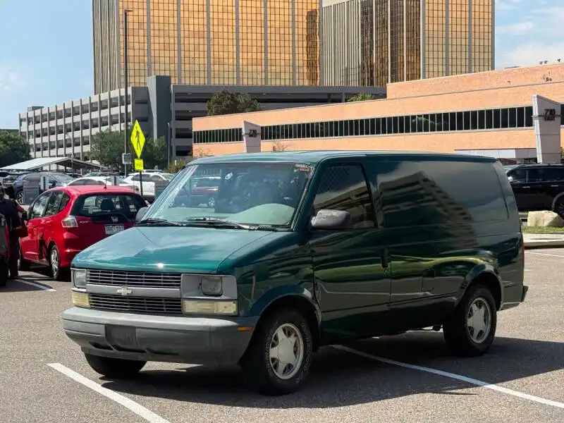 2000 Chevrolet Astro AWD's photo