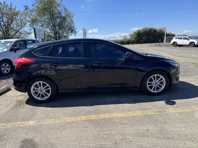 2016 Ford Focus SE Hatchback 5-Door photo 4