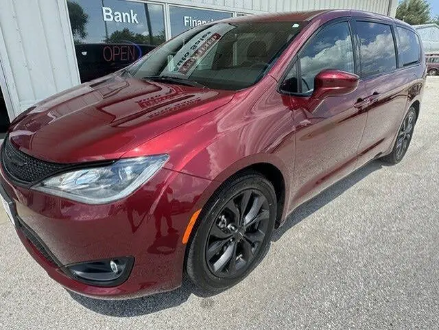 2020 Chrysler Pacifica Touring photo 3