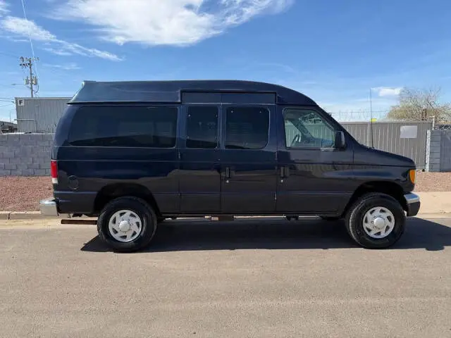 2003 Ford E-Series E-250 Van photo 4