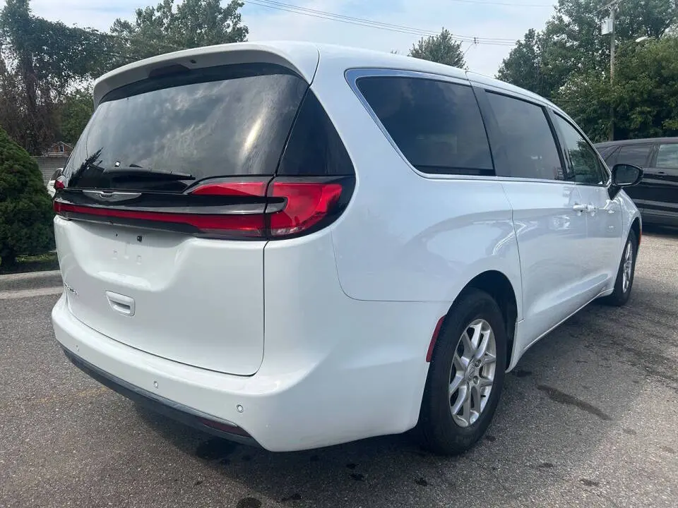 2025 Chrysler Pacifica Select photo 5