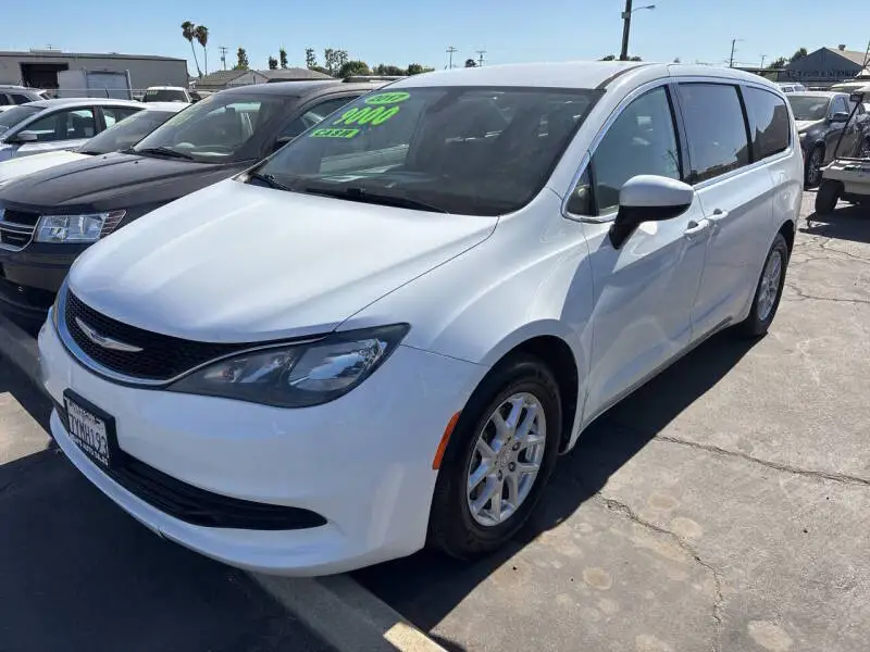 2017 Chrysler Pacifica LX photo 1