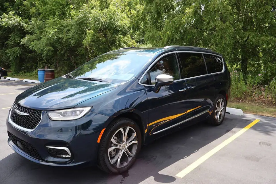 2024 Chrysler Pacifica Pinnacle AWD photo 1