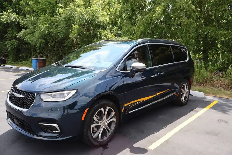 2024 Chrysler Pacifica Pinnacle AWD's photo