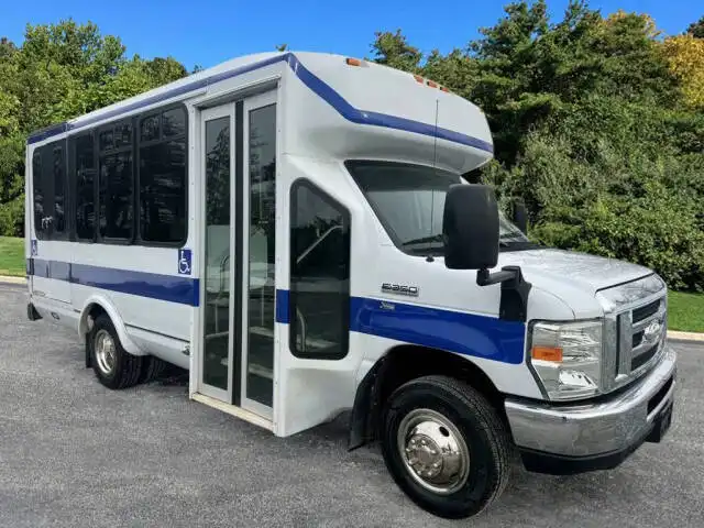 2014 Ford E-Series DRW E-350 Super Duty 138 in WB's photo