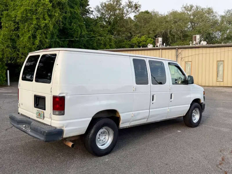 2010 Ford E-Series E-250 Van photo 4