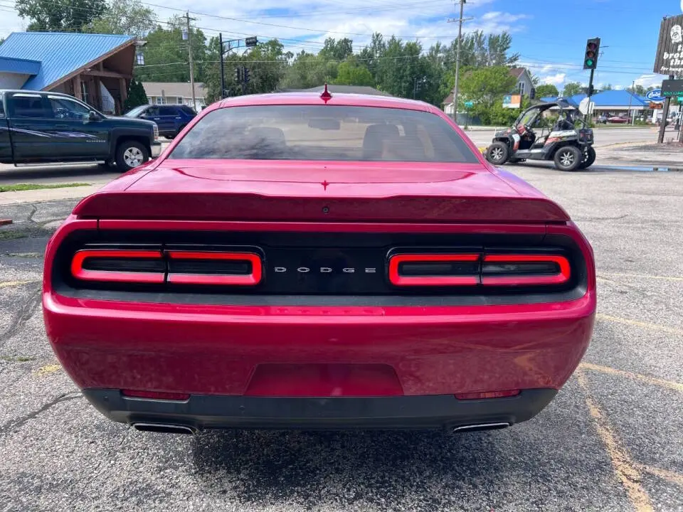 2016 Dodge Challenger SXT Plus photo 4