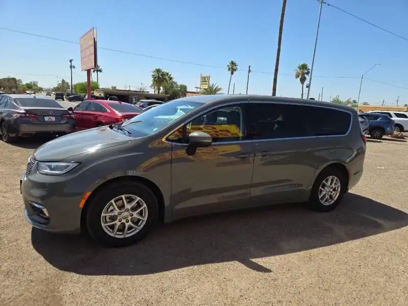 2023 Chrysler Pacifica Touring L's photo