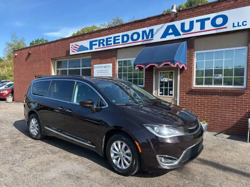 2017 Chrysler Pacifica Touring-L's photo