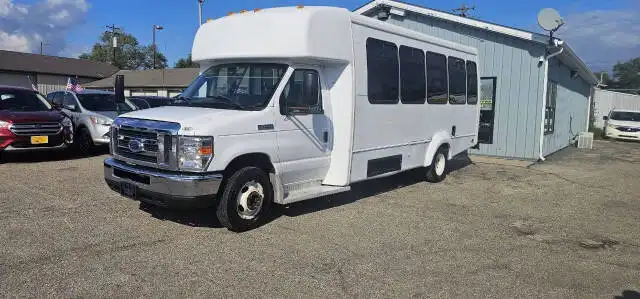 2017 Ford E-Series DRW E-450 Super Duty 176 in WB's photo