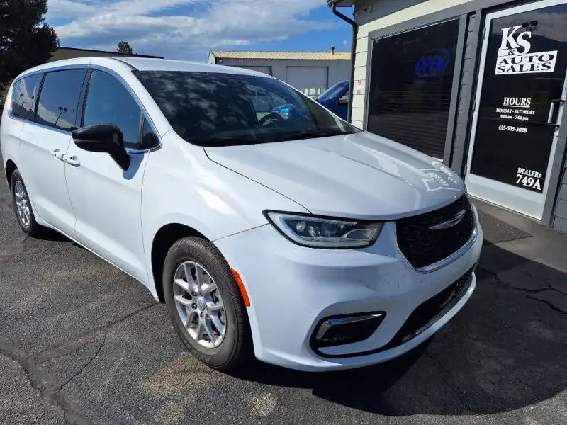 2026 Chrysler Pacifica Select's photo