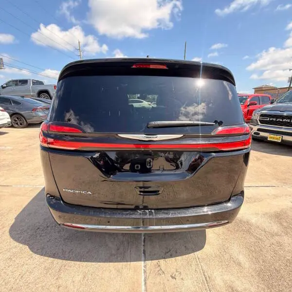 2025 Chrysler Pacifica Select photo 5