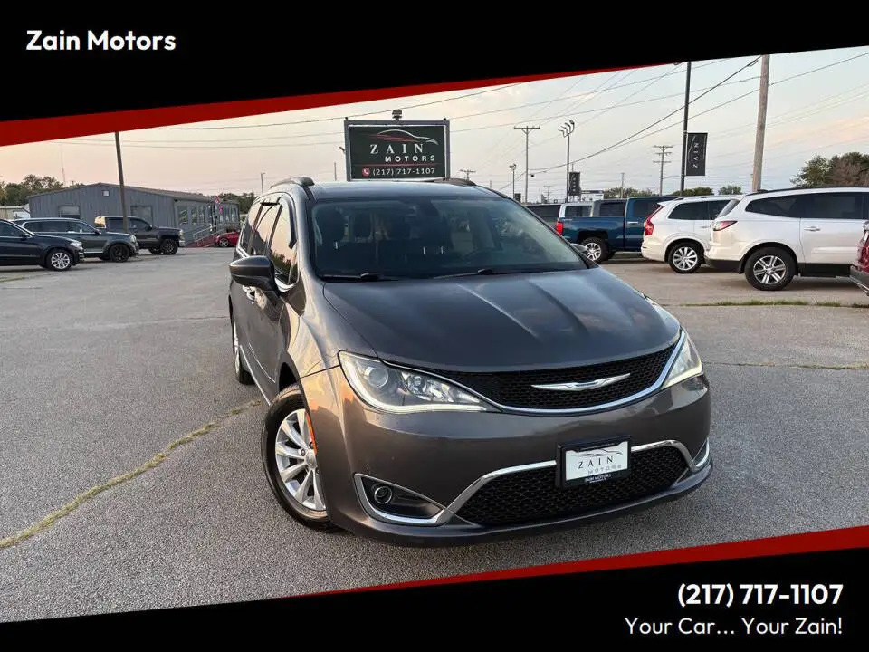 2017 Chrysler Pacifica Touring L photo 1