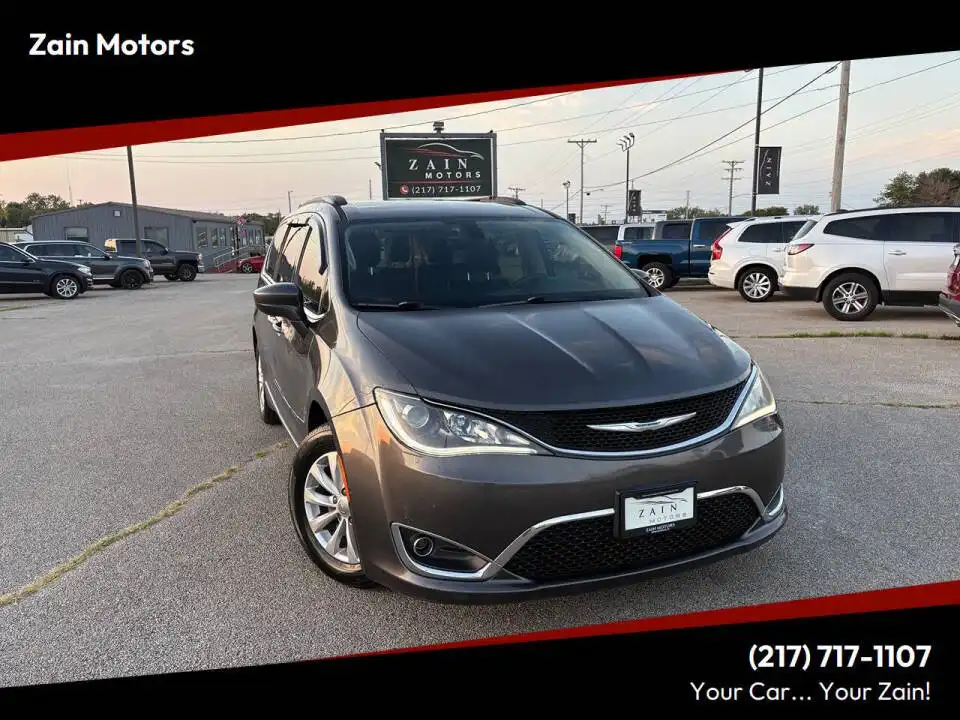 2017 Chrysler Pacifica Touring L's photo