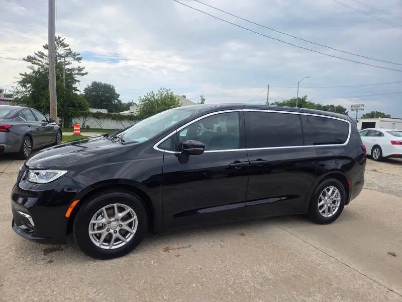 2026 Chrysler Pacifica Select photo 3