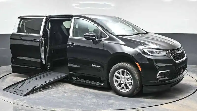 2025 Chrysler Pacifica Select's photo