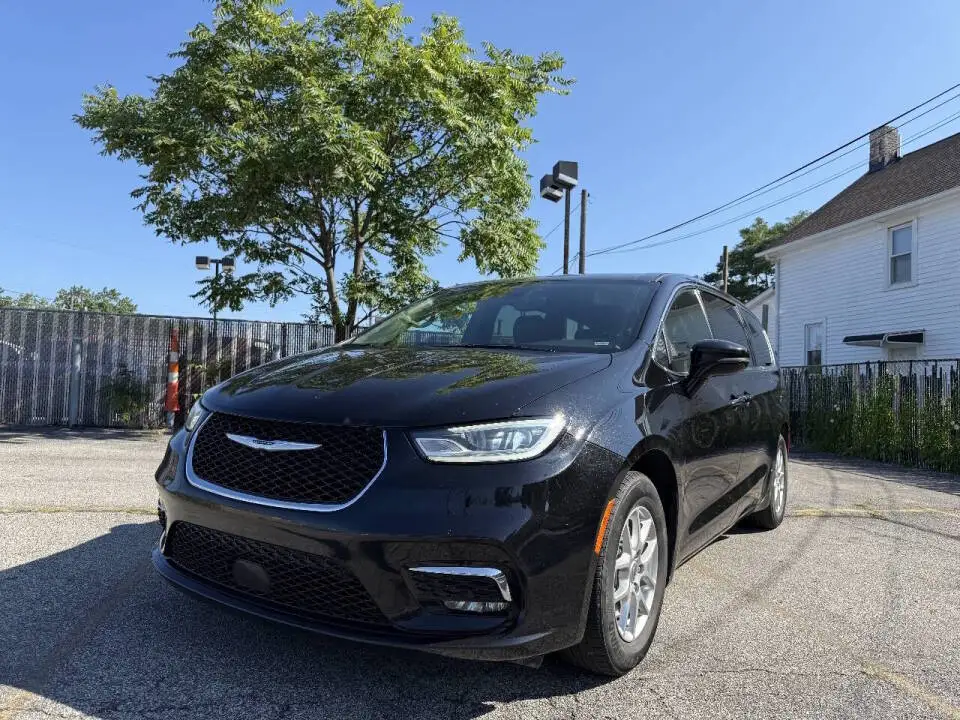 2025 Chrysler Pacifica Select photo 1