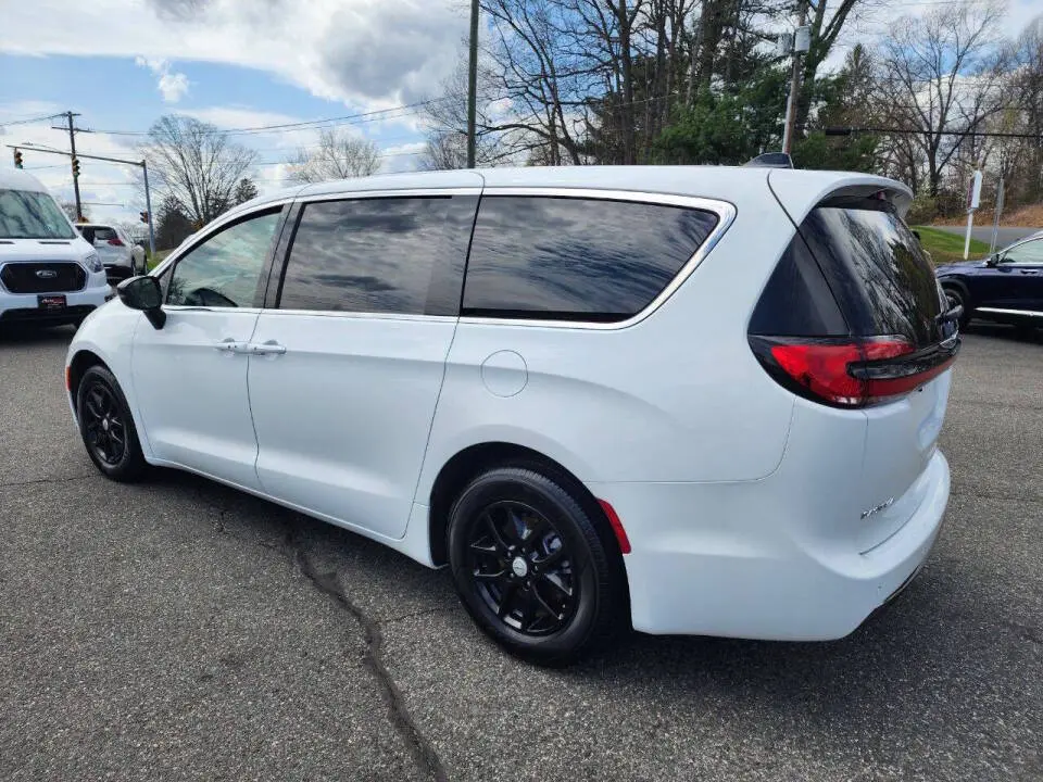 2025 Chrysler Pacifica Select photo 3