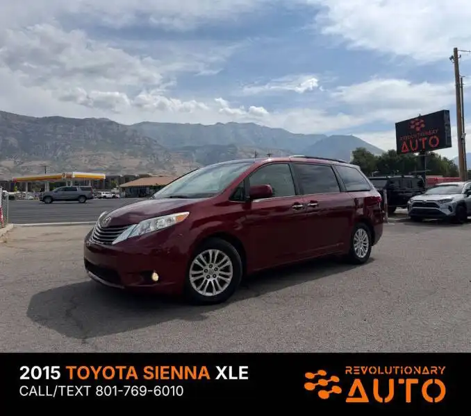 2015 Toyota Sienna XLE V6 7-Passenger Access Seat's photo