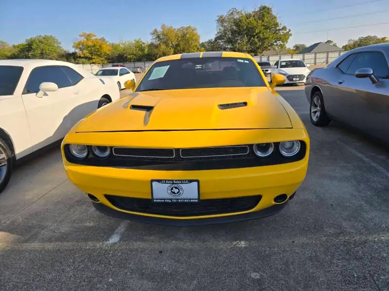 2017 Dodge Challenger SXT photo 1