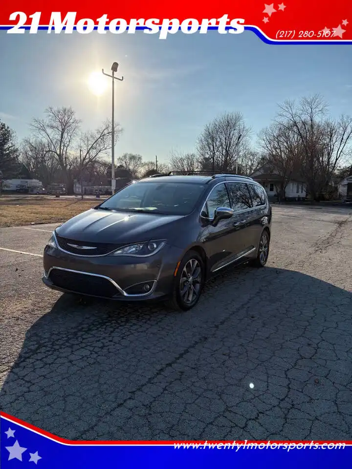 2017 Chrysler Pacifica Limited's photo