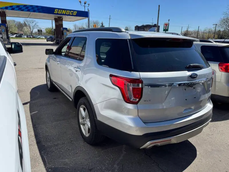 2017 Ford Explorer XLT 4WD photo 4