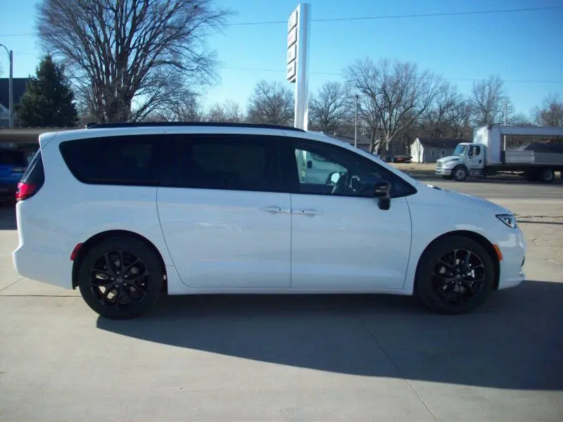 2026 Chrysler Pacifica Select photo 4