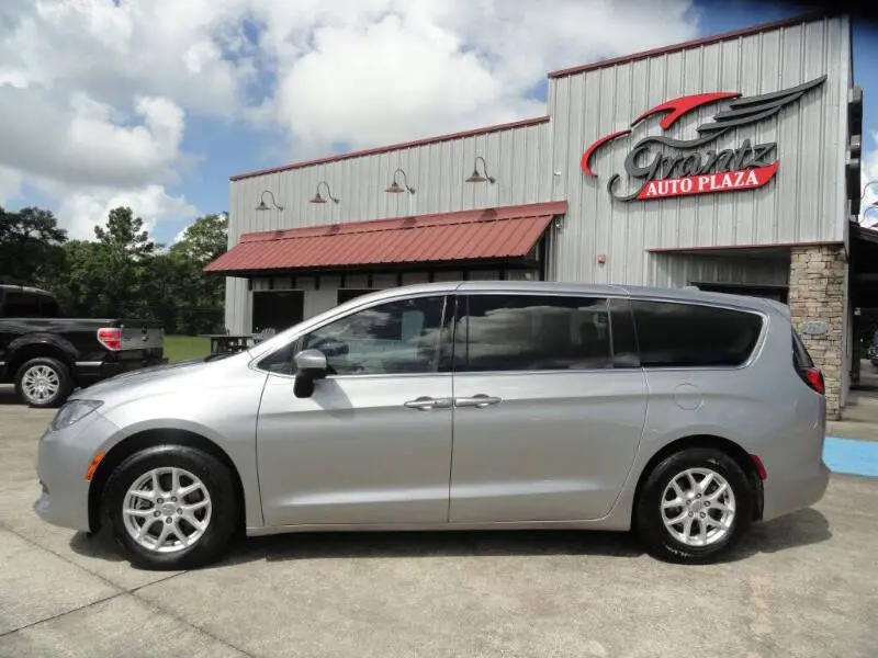 2017 Chrysler Pacifica LX photo 3