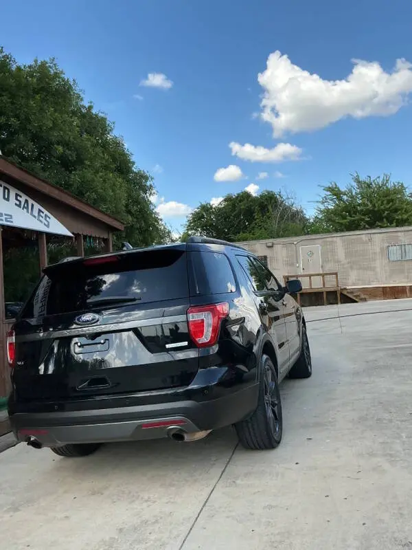 2017 Ford Explorer XLT FWD photo 5