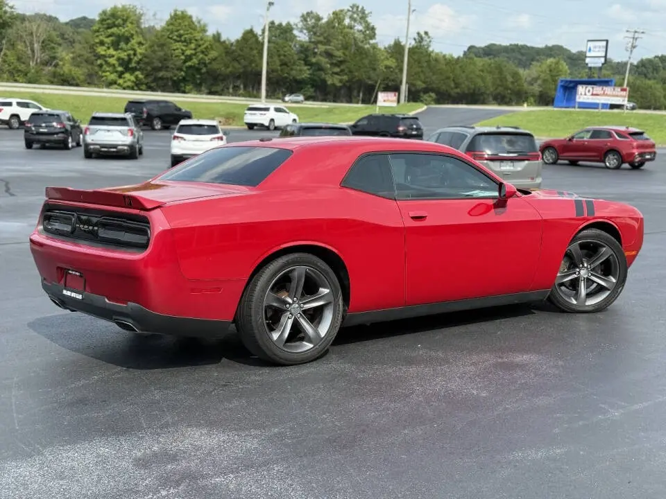 2016 Dodge Challenger SXT photo 3