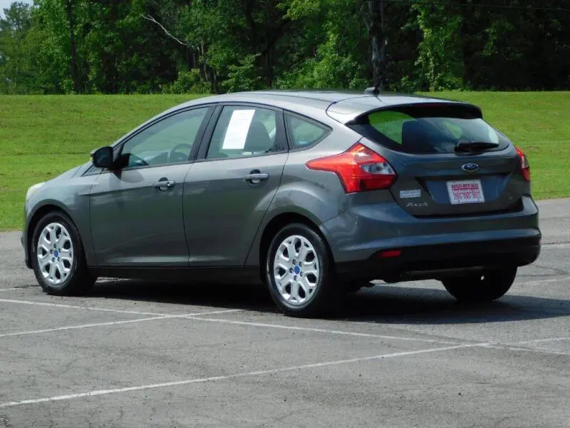 2012 Ford Focus SE Hatchback 5-Door photo 5