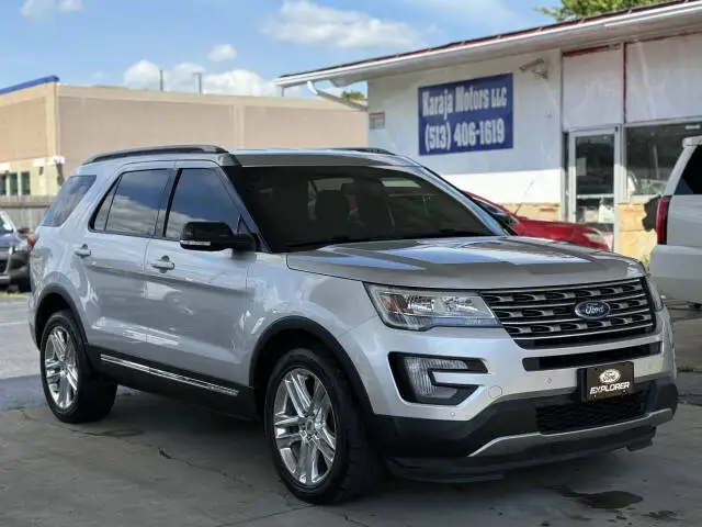 2017 Ford Explorer XLT 4WD photo 1