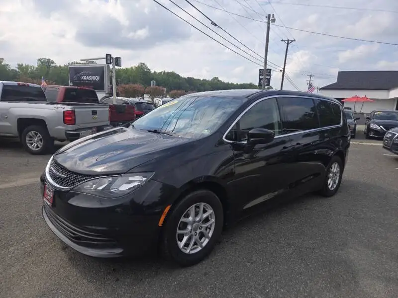 2017 Chrysler Pacifica LX photo 1