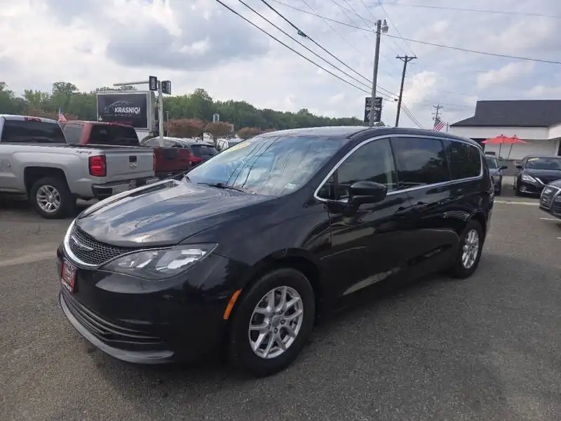 2017 Chrysler Pacifica LX's photo