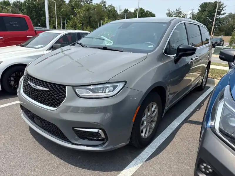 2025 Chrysler Pacifica Select's photo