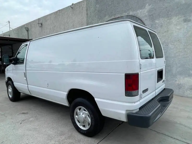 2010 Ford E-Series E-250 Van photo 4