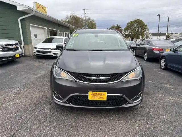 2017 Chrysler Pacifica Touring-L's photo