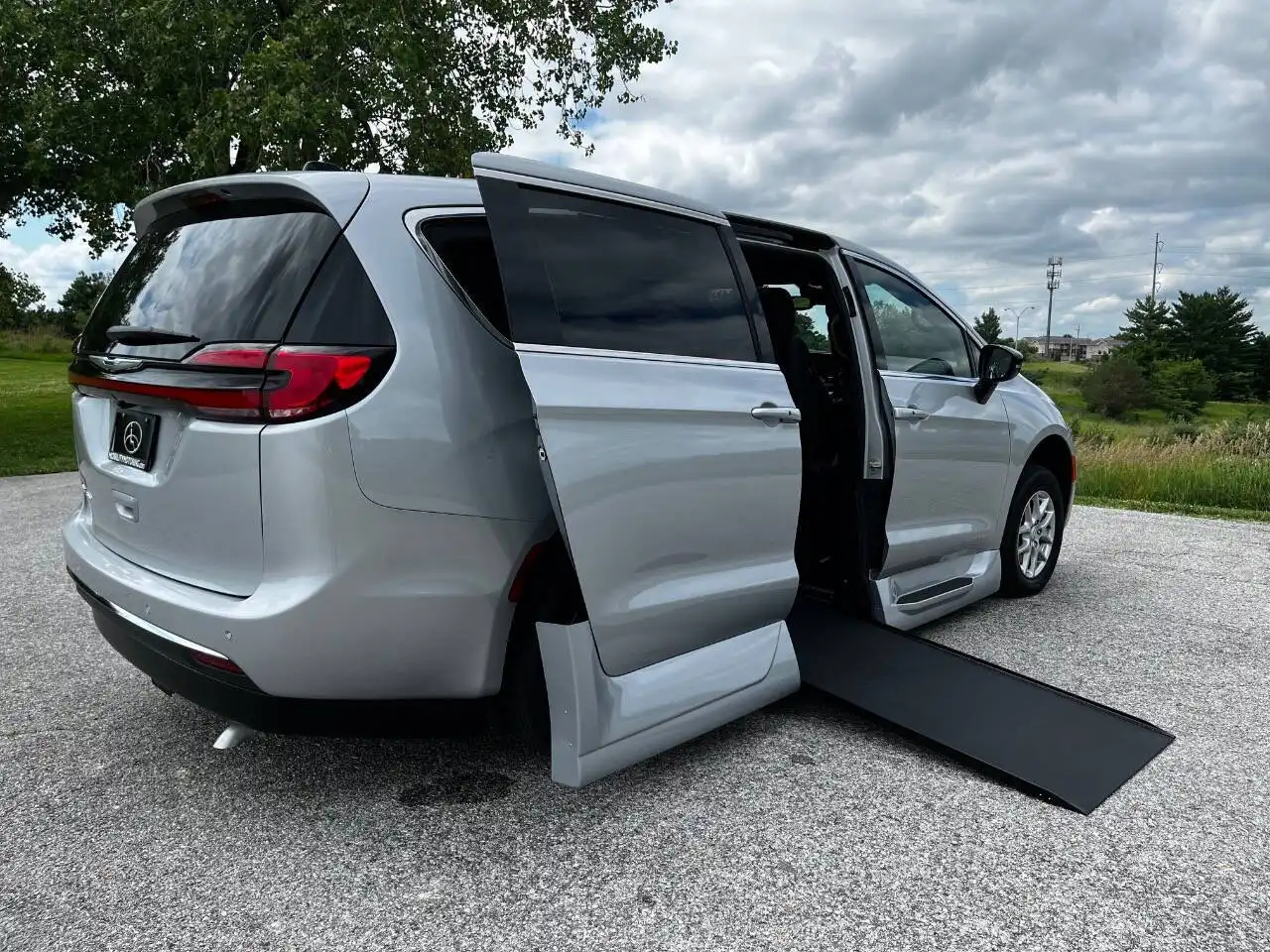 2026 Chrysler Pacifica Select's photo