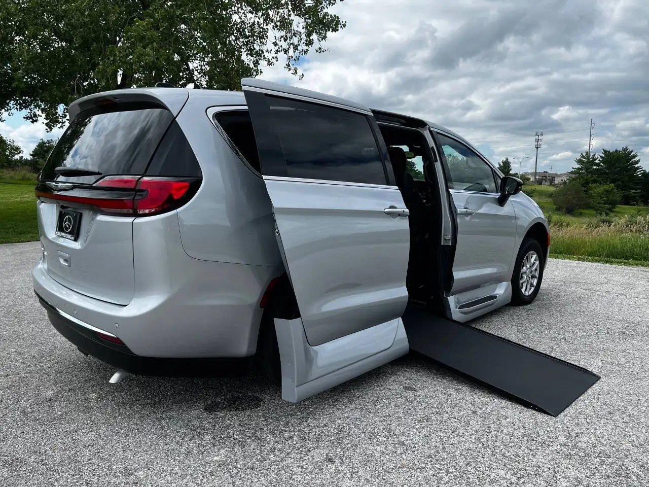 2026 Chrysler Pacifica Select's photo