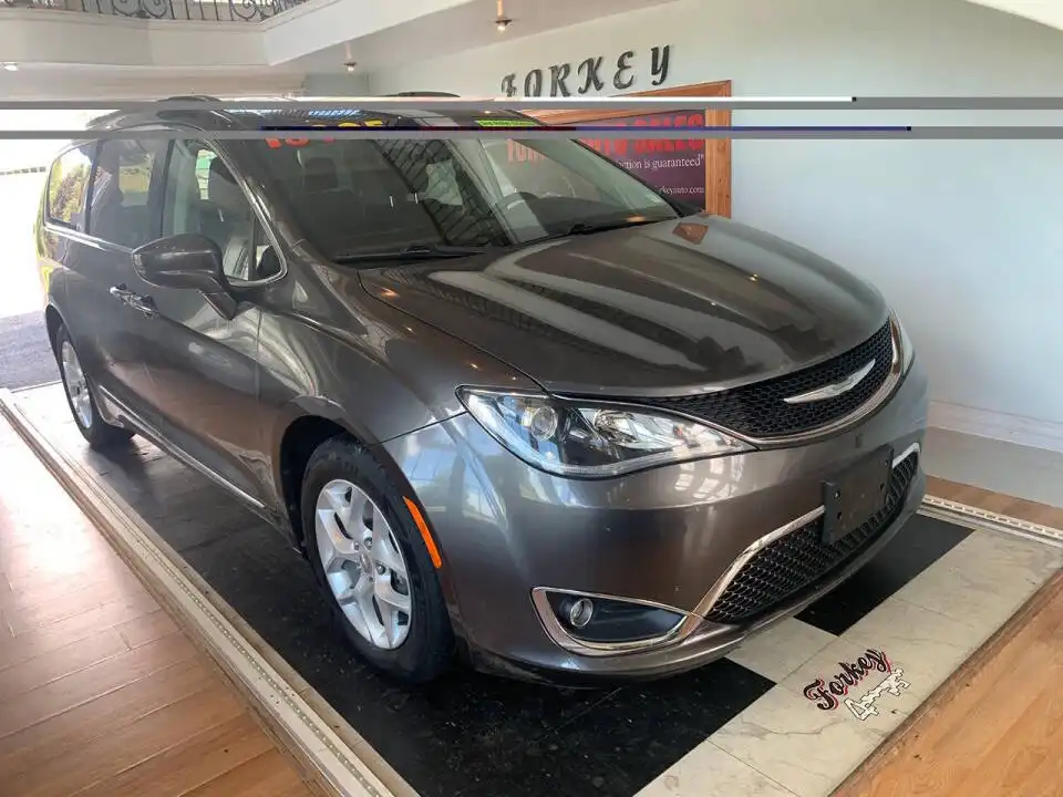 2017 Chrysler Pacifica Touring L's photo