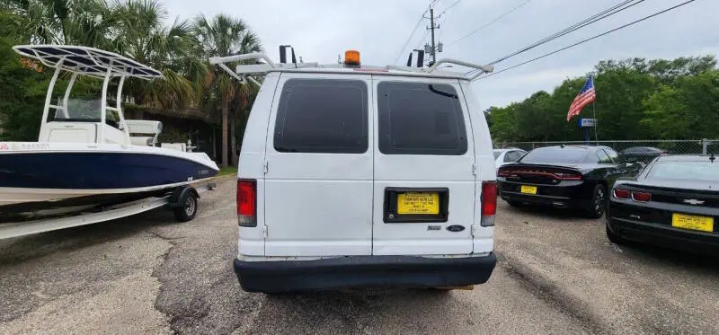 2010 Ford E-Series E-250 Van photo 3