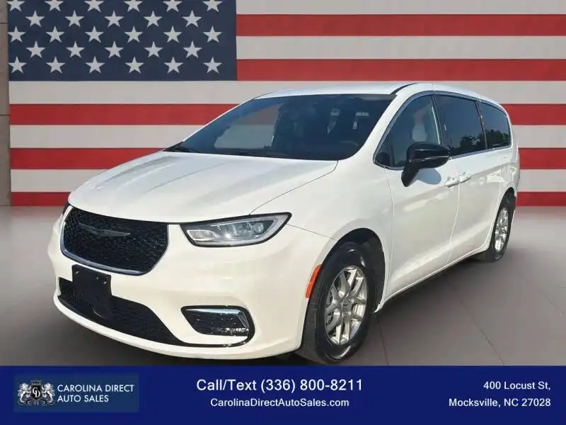 2025 Chrysler Pacifica Select's photo