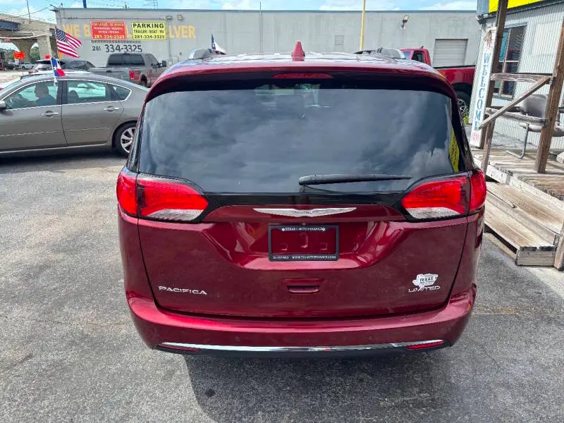 2017 Chrysler Pacifica Limited photo 3